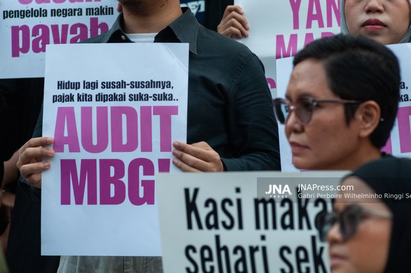 Students and activists respond to Constitutional Court ruling on Indonesia's free meal program