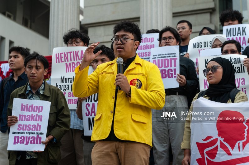 Students and activists respond to Constitutional Court ruling on Indonesia's free meal program