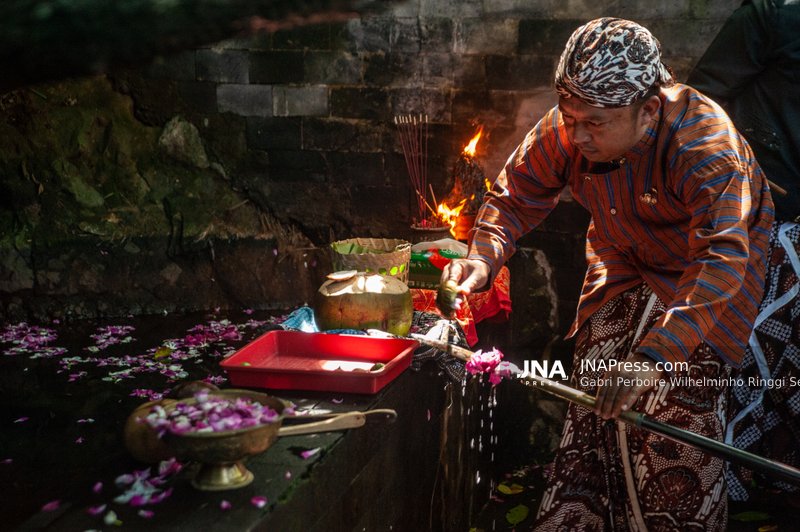 First Suro night traditions in Suroloyo, Indonesia