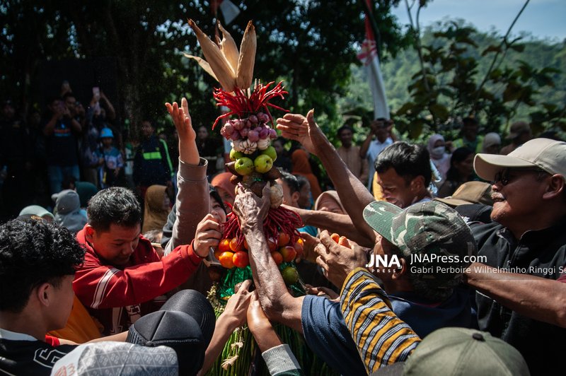 First Suro Night Traditions In Suroloyo, Indonesia