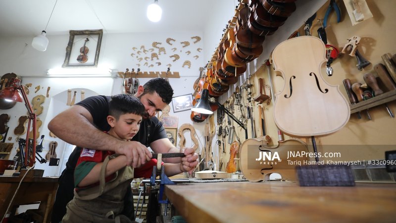 Shehadeh Shalaldeh Builds Handmade Violins in Ramallah