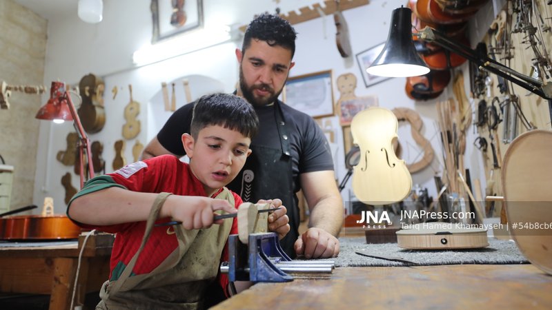 Shehadeh Shalaldeh Builds Handmade Violins in Ramallah
