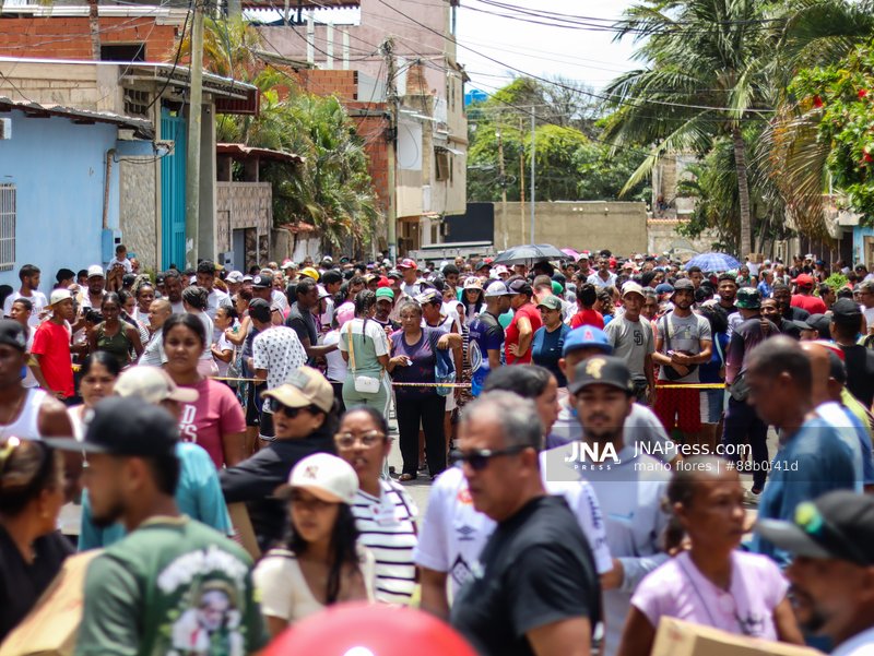 Aid organization distributes relief supplies in La Guaira