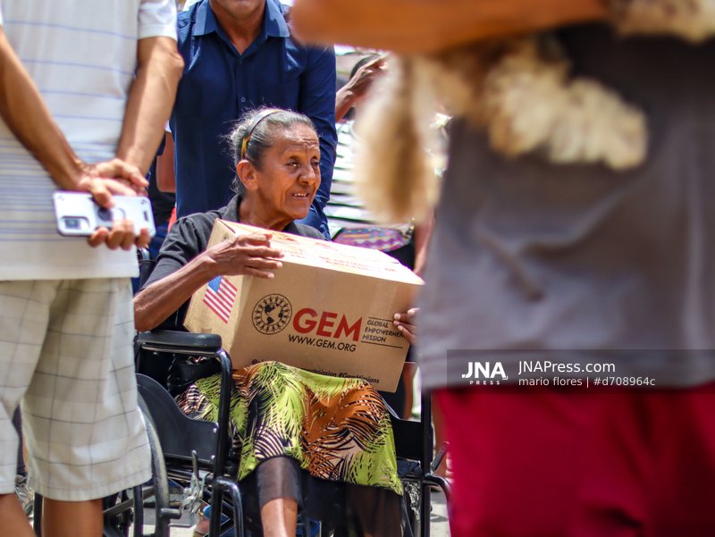 Aid organization distributes relief supplies in La Guaira