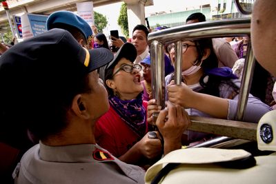 Indonesian Students' Protest Enters Third Day, Demanding Arrest of Prosecutor in Graft Case