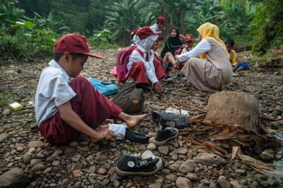 Elementary School Students Cross River to Reach School in Banten