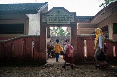 Elementary School Students Cross River to Reach School in Banten