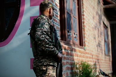 Indian Security Forces Conduct Anti-Terror Raids in Kashmir