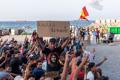 Migrantes protestan en Ceuta al grito de “No asylum, no food”
