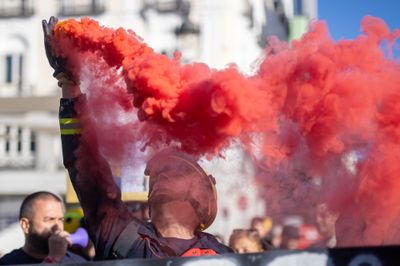 Forest firefighters rally for better working conditions in Madrid