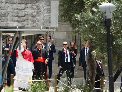 The Pope urges “not to destroy unity” in a “world marked by constant war” in Catalan during his visit to Barcelona Cathedral