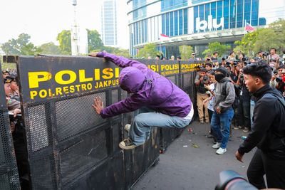 Students Protest in Bandung Over Weak Rupiah and Rising Fuel Prices