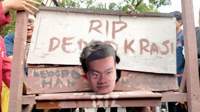Indonesian Students Use Replica Guillotine in Protest Against Prabowo Government